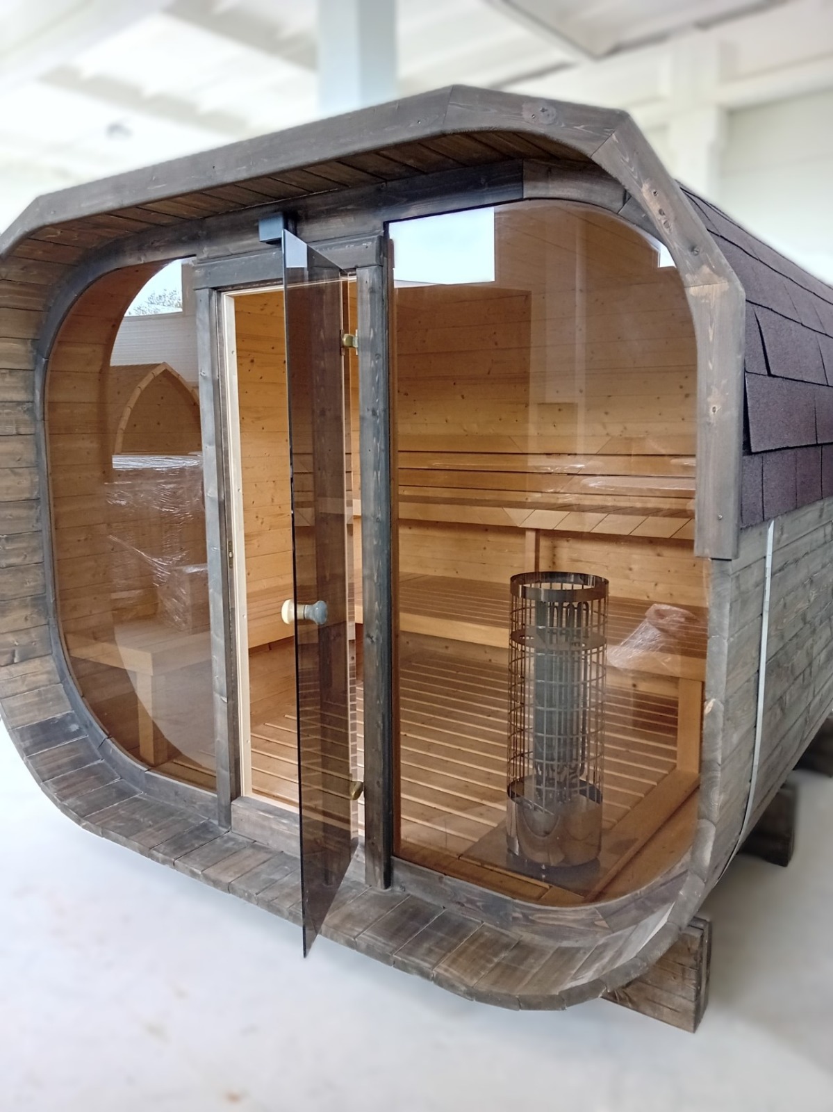 Ovale Fasssauna 2,65 x 3,05 m mit Holzofen – Premium Gartensauna mit Glasfront – Bild 2