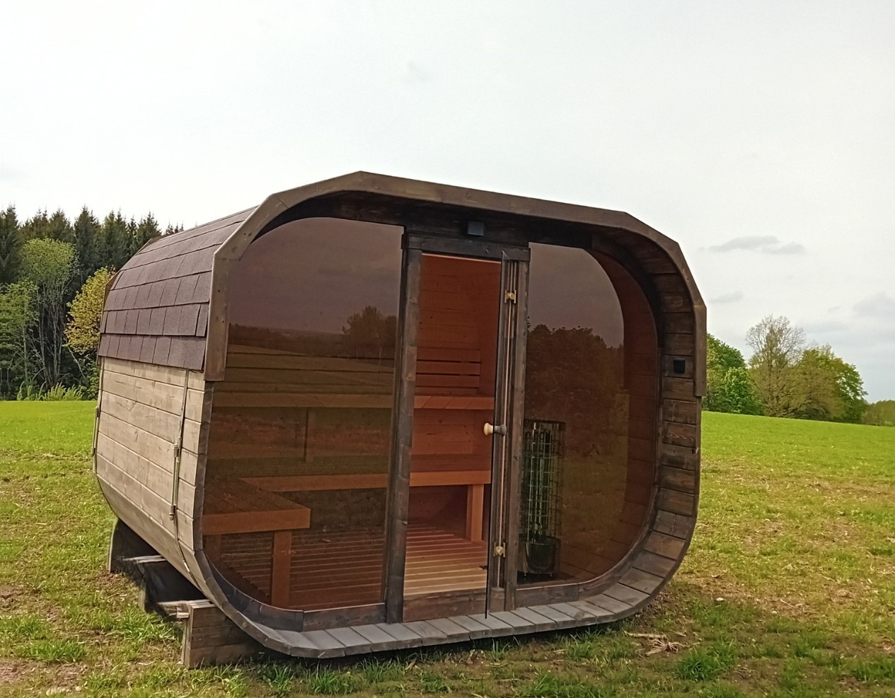 Ovale Fasssauna 2,65 x 3,05 m mit Holzofen – Premium Gartensauna mit Glasfront