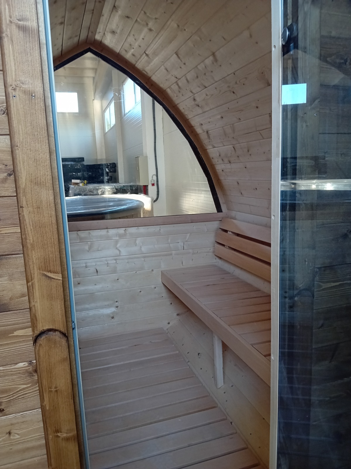 Iglu Fasssauna 2 Meter aus Fichte – Outdoor Gartensauna mit Holzofen – Bild 2