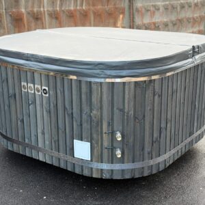 Quadratischer Hot Tub (200 x 200 cm) mit WPC-Außenverkleidung und externen Holzofen – Premium Badefass mit Acrylwanne, Hydromassage