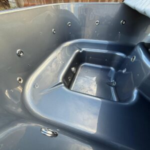 Quadratischer Hot Tub (200 x 200 cm) mit WPC-Außenverkleidung und externen Holzofen – Premium Badefass mit Acrylwanne, Luftdüsen