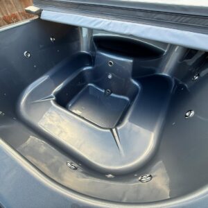 Quadratischer Hot Tub (200 x 200 cm) mit WPC-Außenverkleidung und integriertem Holzofen – Premium Badefass mit Acrylwanne, Hydromassage