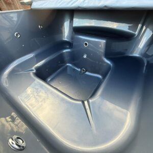Quadratischer Hot Tub (200 x 200 cm) mit WPC-Außenverkleidung und integriertem Holzofen – Premium Badefass mit Acrylwanne, Luftdüsen
