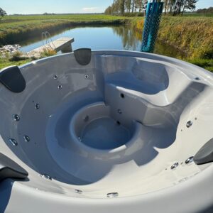 Hot Tub XL (Ø 225 cm) mit Thermoholz und integriertem Holzofen – Badefass mit GFK-Wanne & 12 Hydrodüsen