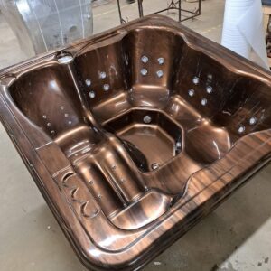 Quadratischer Hot Tub XL (225 x 225 cm) mit WPC und externem Holzofen – Acrylwanne, 12 Hydrodüsen und Liegefläche