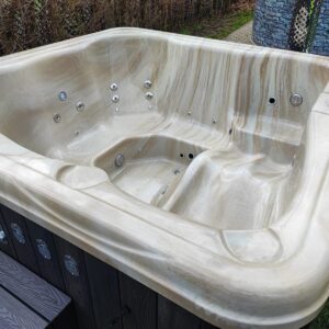 Quadratischer Hot Tub XL (225 x 225 cm) mit WPC und integriertem Holzofen – Acrylwanne, 12 Luftdüsen und Liegefläche