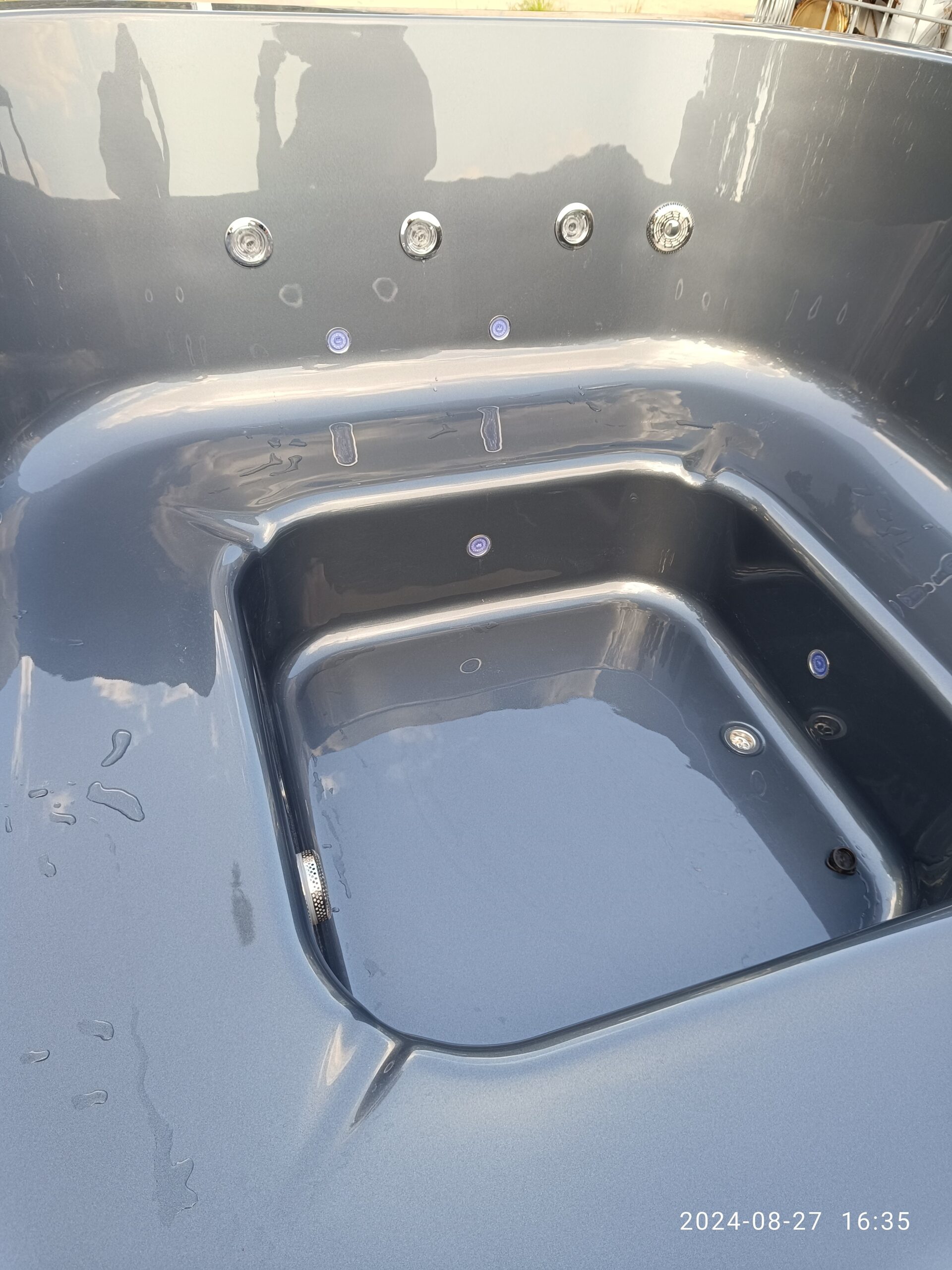 Quadratischer Hot Tub (200 x 200 cm) mit Thermoholz und externem Holzofen – Acrylwanne und 12 Hydrodüsen – Bild 3