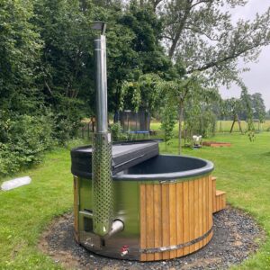 Hot Tub XL (Ø 225 cm) mit Fichtenholz und integriertem Holzofen – Badefass mit GFK-Wanne & 12 Luftdüsen