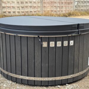 Hot Tub XL (Ø 225 cm) mit WPC und integriertem Holzofen – Badefass mit GFK-Wanne & 12 Luftdüsen